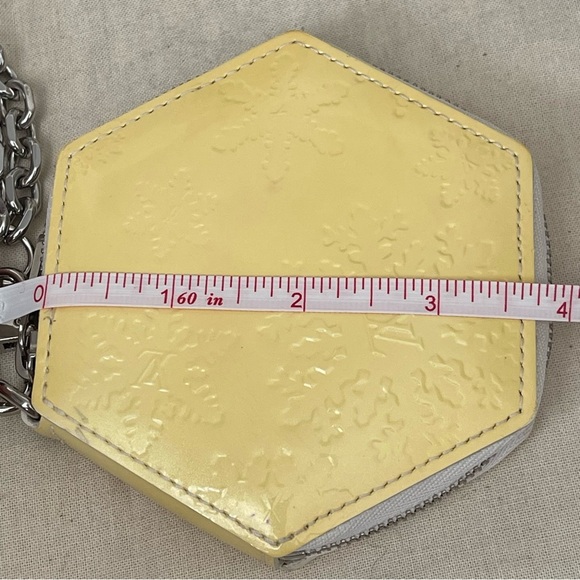 LOUIS VUITTON ⭐️VERNIS PORT MONNAIE FLOCON MM PERLE W/UNBRANDED WRISTLET CHAIN⭐️ - Picture 16 of 17